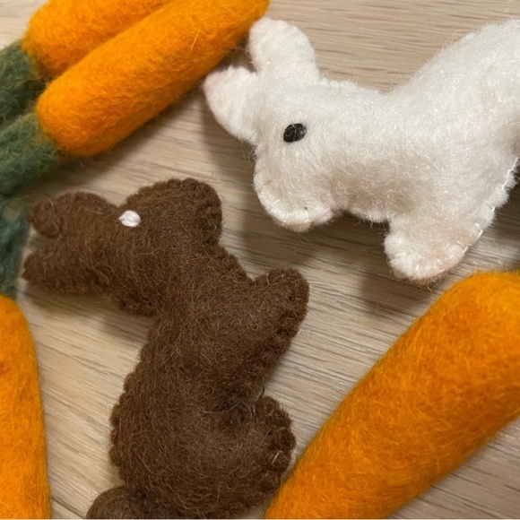 Felt Bunnies & Carrots - Picture 1 of 4